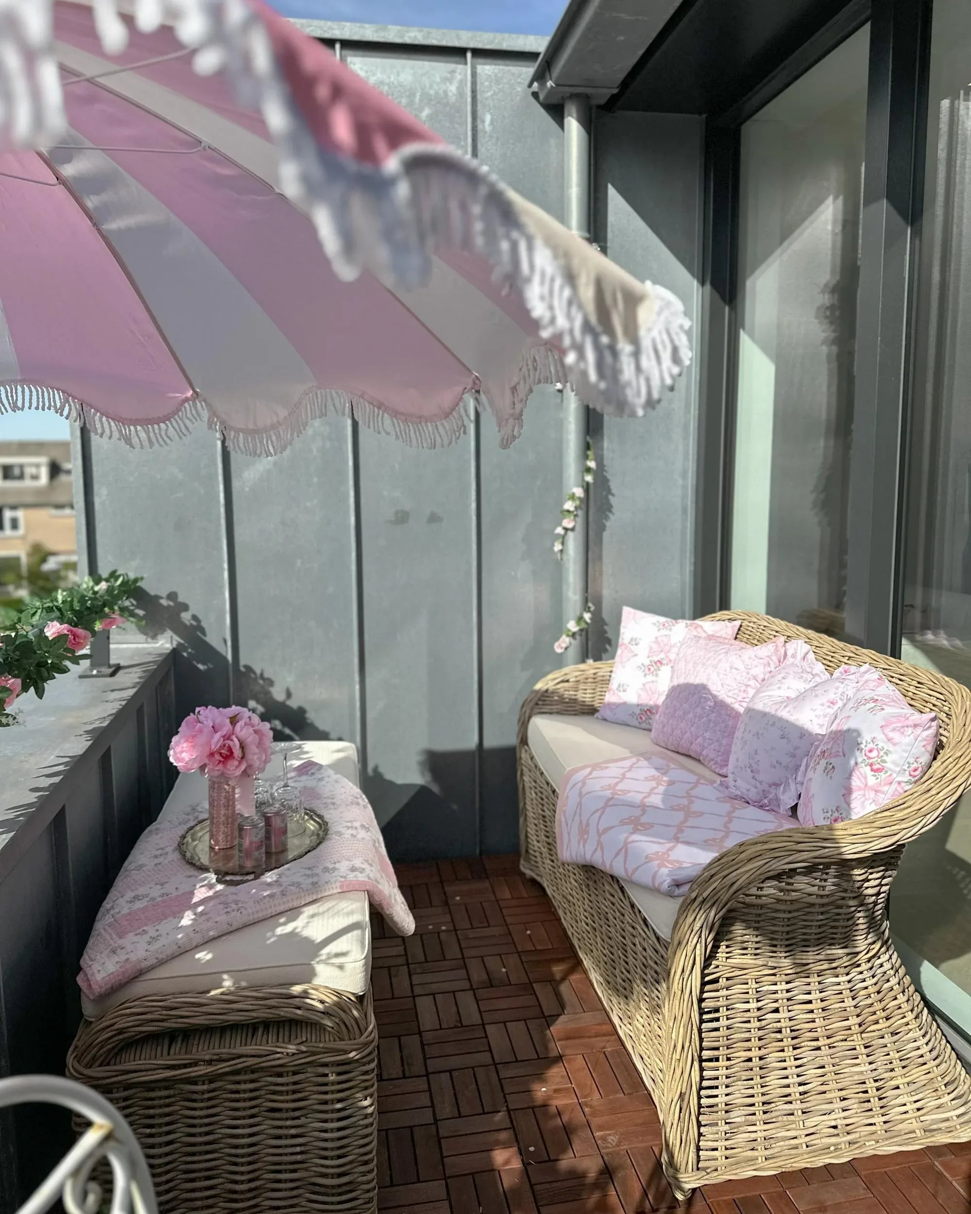 Banc de jardin avec coussin 141 cm avec pouf en rotin naturel